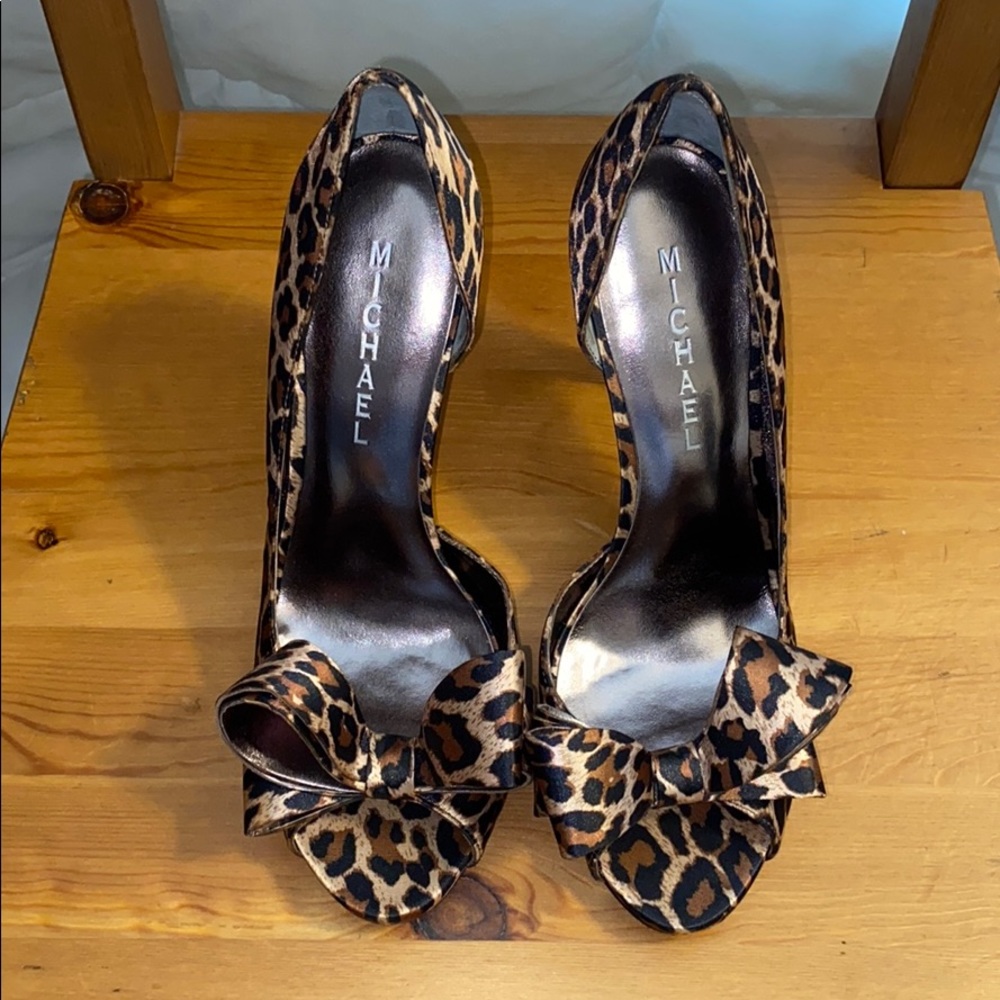 Leopard print high heels with bow